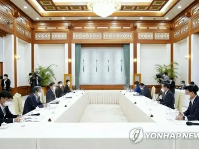 青瓦台（大統領府）で懇談会を行う文大統領と与党の執行部＝９日、ソウル（聯合ニュース）
