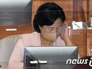 法務部長官、子女の兵役・ビザ発給不正請託疑惑…市民団体からの告発相次ぐ＝韓国