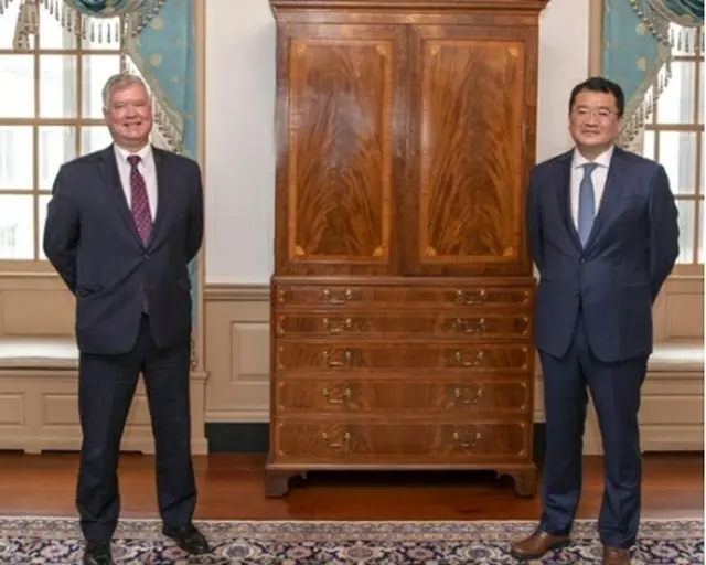 米国務省で記念撮影を行う崔氏（右）とビーガン氏（外交部提供）＝（聯合ニュース）≪転載・転用禁止≫