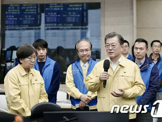 韓国の文在寅 大統領と鄭銀敬 疾病管理本部長（画像提供:wowkorea）