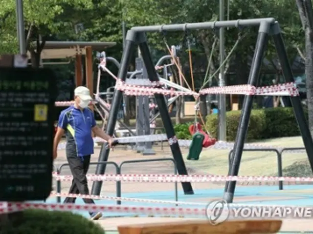 感染拡大防止のため、遊具の使用が禁止されたソウル市内の公園（資料写真）＝（聯合ニュース）