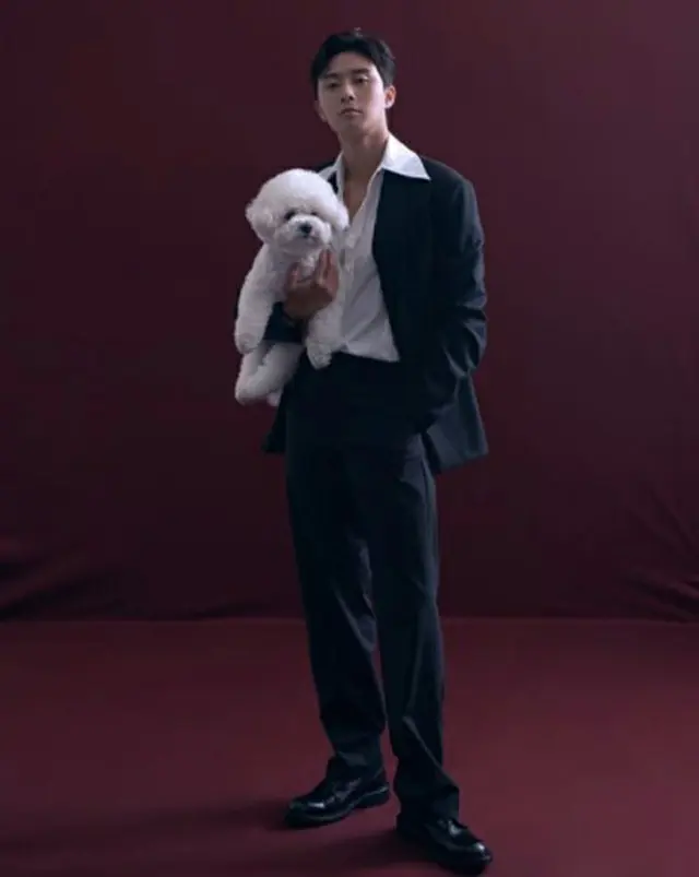 俳優パク・ソジュン、愛犬シンバとの家族写真を公開…“愛情＆クールさ＆世界観”すべてが満点（画像提供:wowkorea）