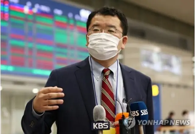 仁川空港で記者団の質問に答える崔氏＝１２日、仁川（聯合ニュース）