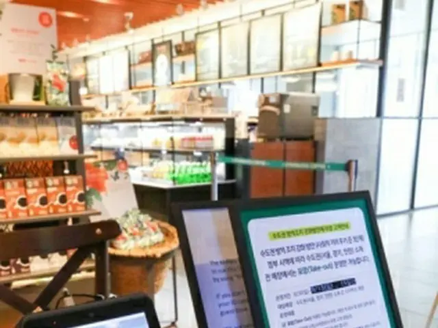 ＱＲコードリーダーなどが置かれているソウル市内のカフェ＝（聯合ニュース）
