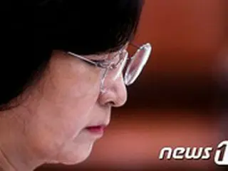 「タマネギ女」韓国法相、「申し訳ない」…それでも野党の攻勢は続く見通し