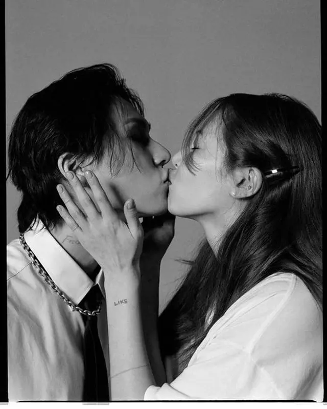 ヒョナ＆恋人イドン（DAWN）、キスをするモノクロ写真を公開＝“トゥルーラブ”（提供:OSEN）