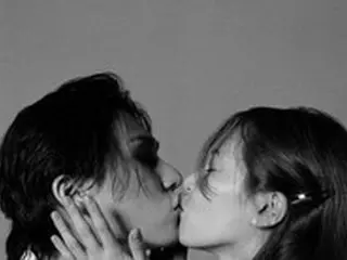 ヒョナ＆恋人イドン（DAWN）、キスをするモノクロ写真を公開＝“トゥルーラブ”