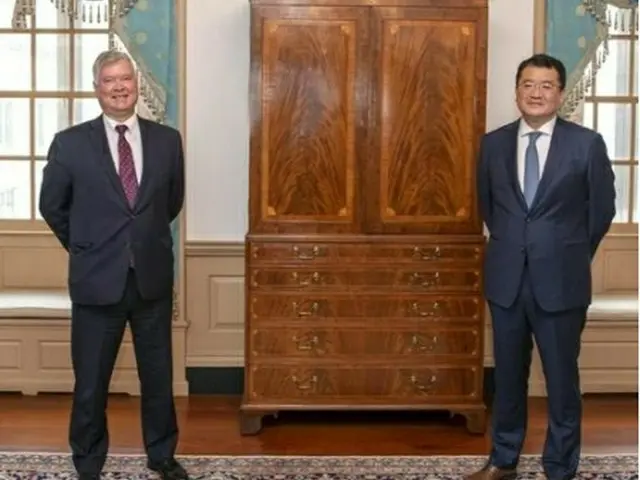 米国務省で記念撮影を行う崔氏（右）とビーガン氏（外交部提供）＝（聯合ニュース）≪転載・転用禁止≫
