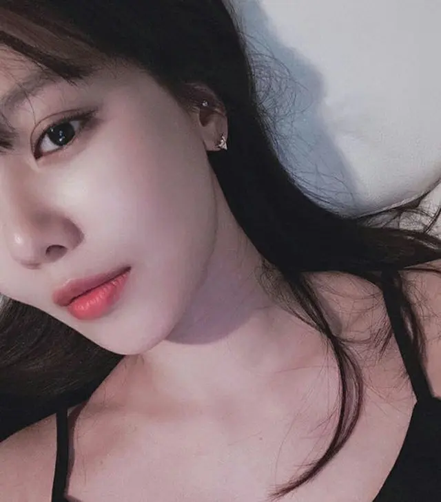 スヨン（少女時代）、黒キャミ姿のセクシーすぎるどアップショットを公開…顔半分でも視線を奪う美貌（画像提供:wowkorea）