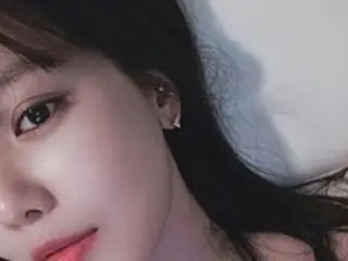 スヨン（少女時代）、黒キャミ姿のセクシーすぎるどアップショットを公開…顔半分でも視線を奪う美貌