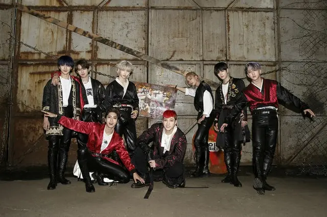 「Stray Kids」がニューアルバム「IN生」の撮影現場で、より強烈な雰囲気を表現した。（画像提供:OSEN）