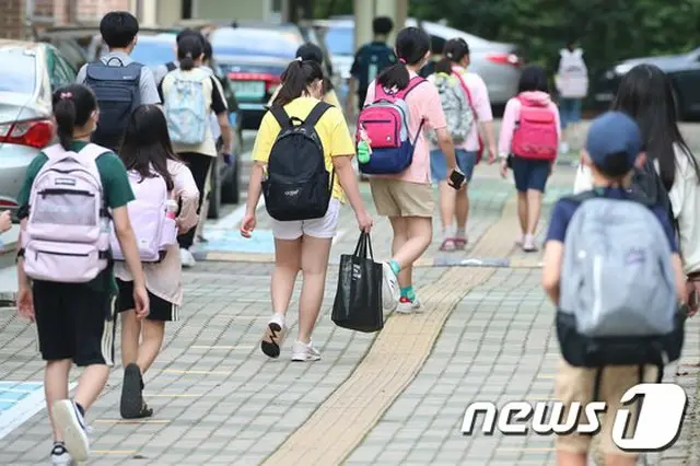 テグ（大邱）のある小学校の児童たちが14日登校している様子。（画像提供:wowkorea）