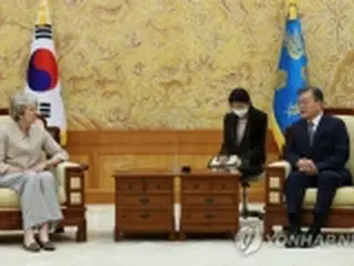 文大統領　英国のメイ前首相と面会＝「コロナ発生後初の海外要人」