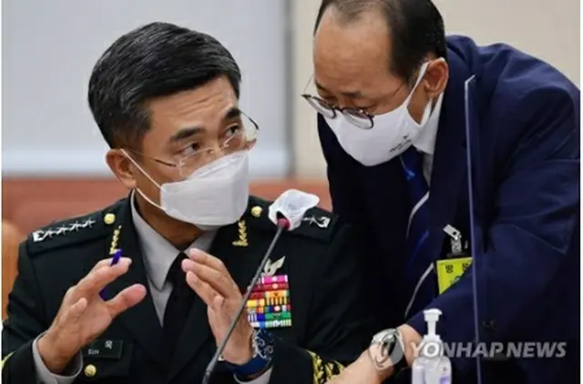 人事聴聞会で関係者と話す徐旭氏（左）＝１６日、ソウル（聯合ニュース）