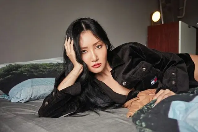 ファサ（MAMAMOO）、セクシーカリスマがレトロファッションで演出した“ステイホームライフ”（画像提供:wowkorea）