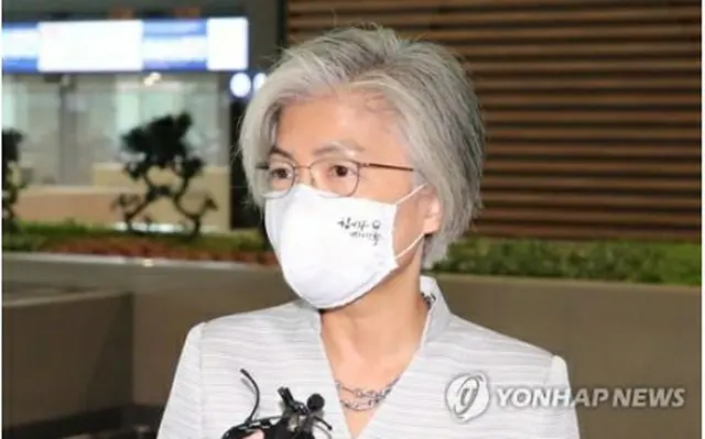 仁川空港で記者団の質問に答える康氏＝17日、仁川（聯合ニュース）