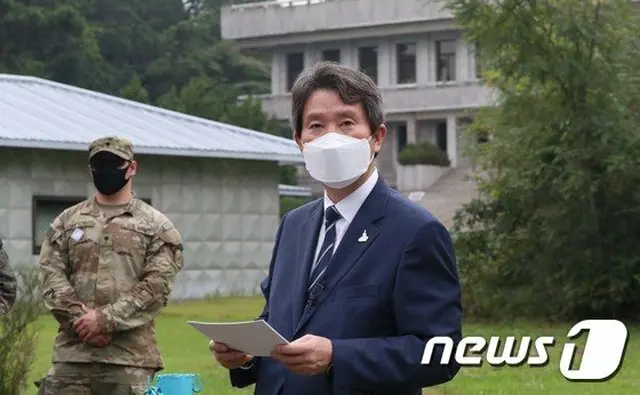 16日、韓国の板門店を訪れた李仁栄 韓国統一相（画像提供:wowkorea）