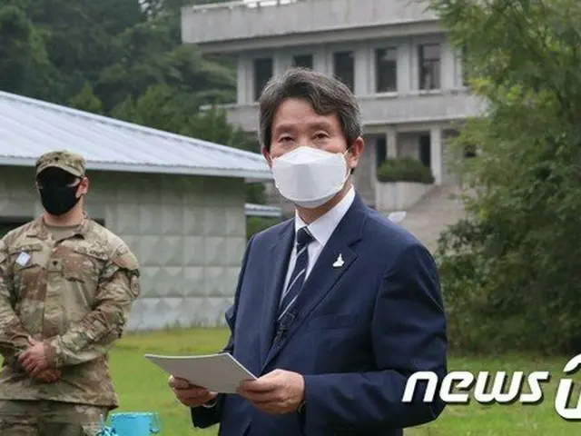 16日、韓国の板門店を訪れた李仁栄 韓国統一相（画像提供:wowkorea）