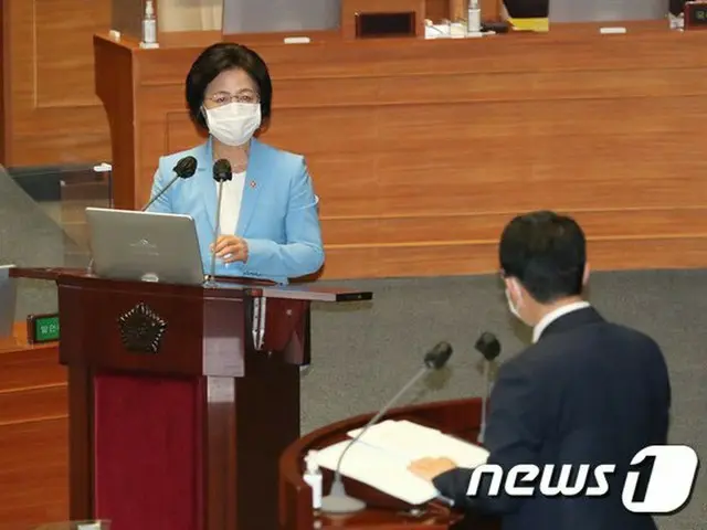 17日、韓国国会での対政府質問の場で、秋美愛 法相が質疑応答をしている（画像提供:wowkorea）