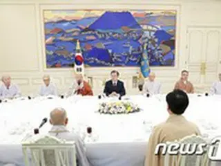 文大統領、仏教界に「防疫協力」もとめる…「旧盆連休期間が“分水嶺”」＝韓国