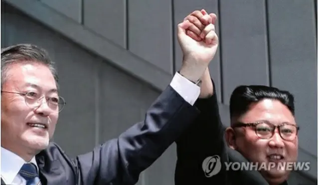 ２０１８年９月１９日、手を取り合い平壌市民にあいさつする文大統領（左）と金委員長（資料写真）＝（聯合ニュース）