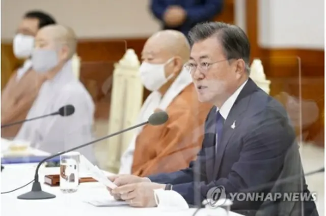 会合で発言する文大統領＝１８日、ソウル（聯合ニュース）