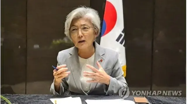 懇談会でベトナム訪問の成果を話す康氏＝１８日、ハノイ（聯合ニュース）