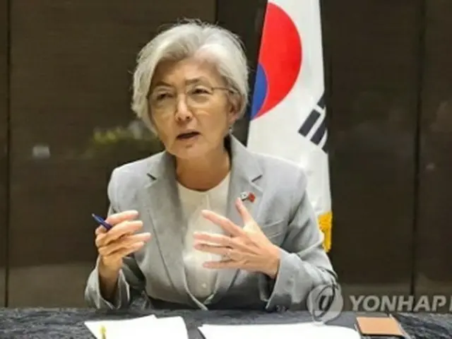 懇談会でベトナム訪問の成果を話す康氏＝１８日、ハノイ（聯合ニュース）