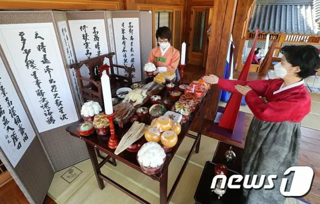 韓国の「民族の大名節“秋夕（旧盆）”」での先祖への祭祀（画像提供:wowkorea）