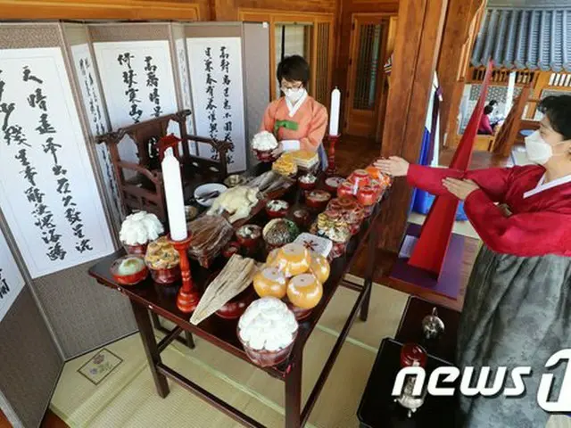 韓国の「民族の大名節“秋夕（旧盆）”」での先祖への祭祀（画像提供:wowkorea）