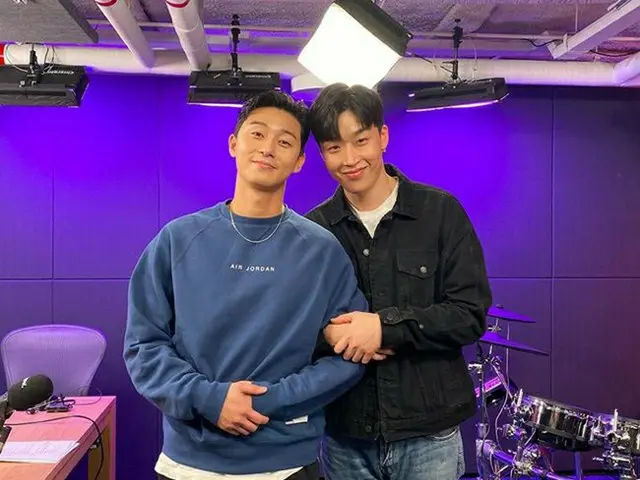 パク・ソジュン、“ウガファミリー”のPeakboyと番組共演を記念した厚いブロマンスショットを公開（画像提供:wowkorea）