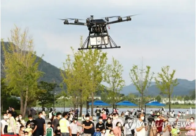 国土交通部が飲食物配達サービスの実証イベントを行った＝１９日、世宗（聯合ニュース）