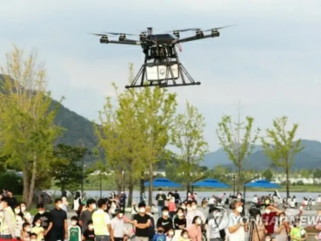 国土交通部が飲食物配達サービスの実証イベントを行った＝１９日、世宗（聯合ニュース）