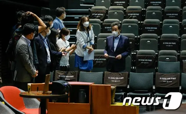 文化芸術界を訪れた、共に民主党代表「公演が中止になったのに貸館料を全額支払えとは…とんでもない」＝韓国（画像提供:wowkorea）