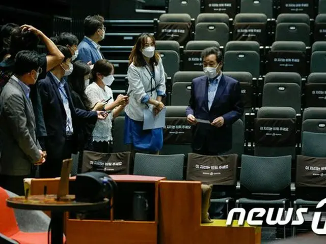 文化芸術界を訪れた、共に民主党代表「公演が中止になったのに貸館料を全額支払えとは…とんでもない」＝韓国（画像提供:wowkorea）