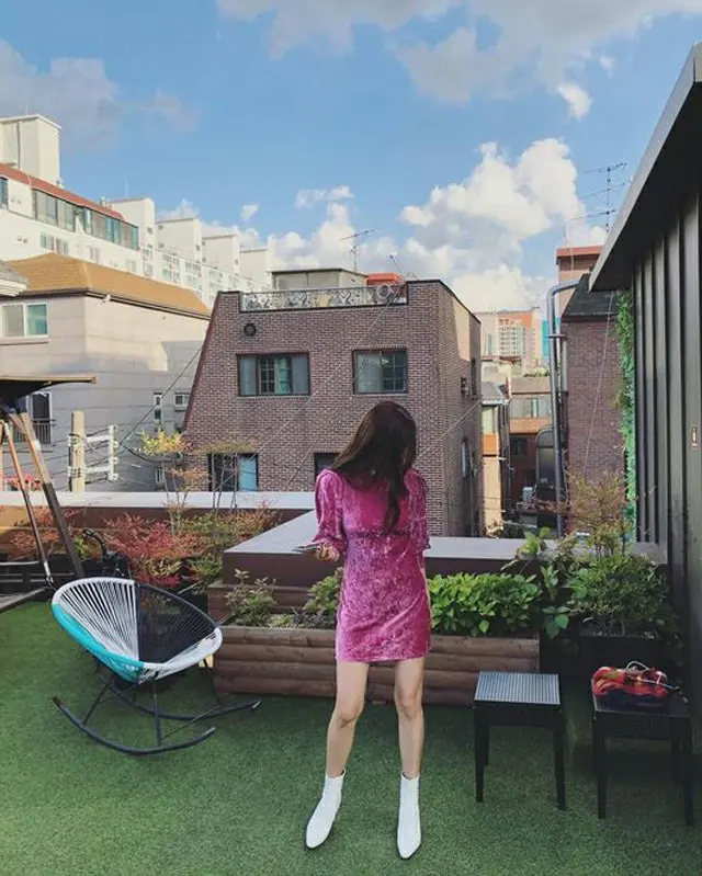 女優ハン・チェア、ミニワンピースも完璧に消化…47kgのスリムなスタイルと脚線美（画像提供:wowkorea）