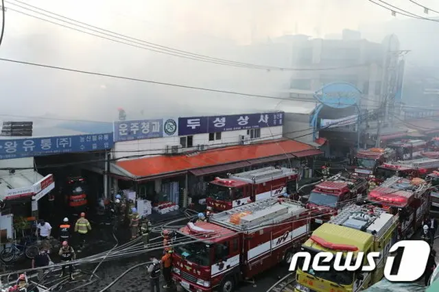 チュソク目前に東大門区の青果市場火災、20余りの店舗が消失＝韓国ソウル（画像提供:wowkorea）