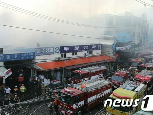 チュソク目前に東大門区の青果市場火災、20余りの店舗が消失＝韓国ソウル（画像提供:wowkorea）