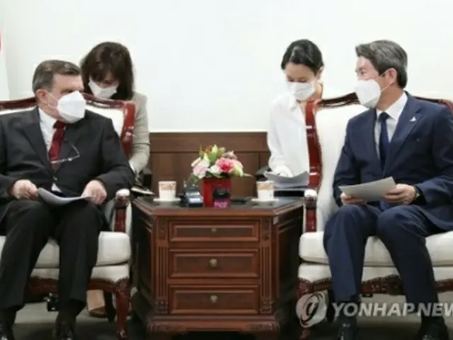 会談する李氏（右）とクリク氏＝２１日、ソウル（聯合ニュース）