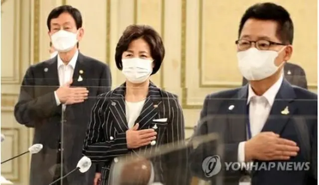 青瓦台（大統領府）で開かれた国情院・検察・警察改革戦略会議に出席した朴氏（右端）＝２１日、ソウル（聯合ニュース）