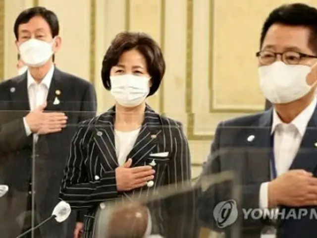 青瓦台（大統領府）で開かれた国情院・検察・警察改革戦略会議に出席した朴氏（右端）＝２１日、ソウル（聯合ニュース）