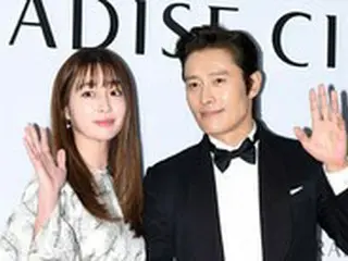 イ・ビョンホン＆イ・ミンジョン夫婦、同じ写真で家族旅行をアピール＝結婚8年目でも甘い夫婦