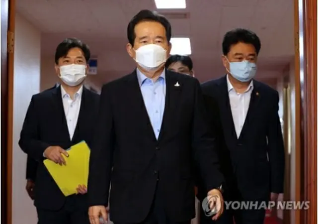 政府ソウル庁舎で開かれた閣議に出席する丁首相（中央）＝２２日、ソウル（聯合ニュース）