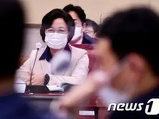 ‘タマネギ女’韓国法相、野党議員の質問にはひたすら沈黙＝韓国国会
