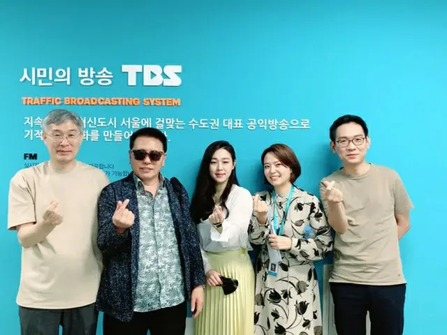 番組MCのチェ・イルグ（左から2人目）、TBSアナウンサーのチェ・ジウン（右から2人目）と記念撮影をした“テグミ姉さん”キム・ジヒョン（中央）（画像提供:wowkorea）