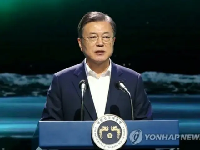 報告会で演説する文大統領＝２４日、金浦（聯合ニュース）