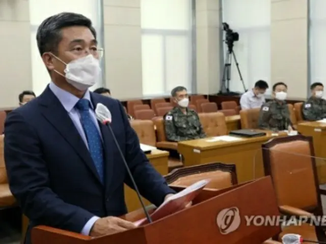 国会国防委員会で答弁する徐氏＝２４日、ソウル（聯合ニュース）