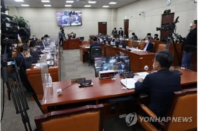 国会国防委員会では徐旭（ソ・ウク）国防部長官が北朝鮮軍による韓国人射殺事件について答弁した＝２４日、ソウル（聯合ニュース）