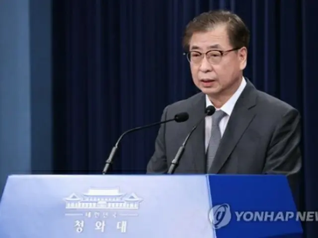 通知文の内容を伝える青瓦台の徐薫（ソ・フン）国家安保室長＝25日、ソウル（聯合ニュース）