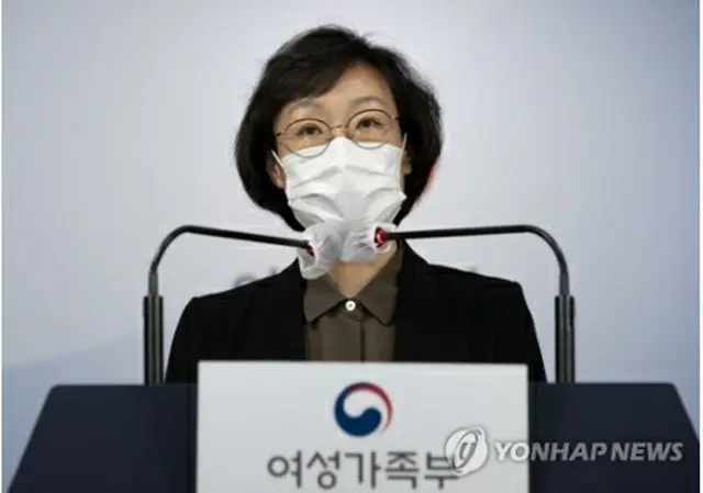慰安婦被害者の支援事業について発表する女性家族部の担当局長＝25日、ソウル（聯合ニュース）